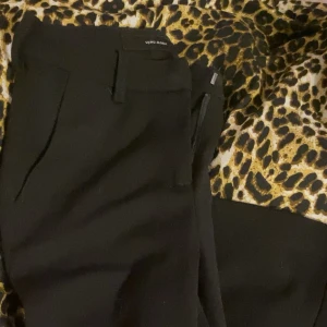 kostymbyxor Vero Moda  - middvaist/lågmidjade kostymbyxor från Vero Moda, (dom sitter lågmidjade men vet inte vad de ska va riktigt😆) jätte fina och nyköpta. säljer då jag har dubbletter😅❤️ skriv för mer info 