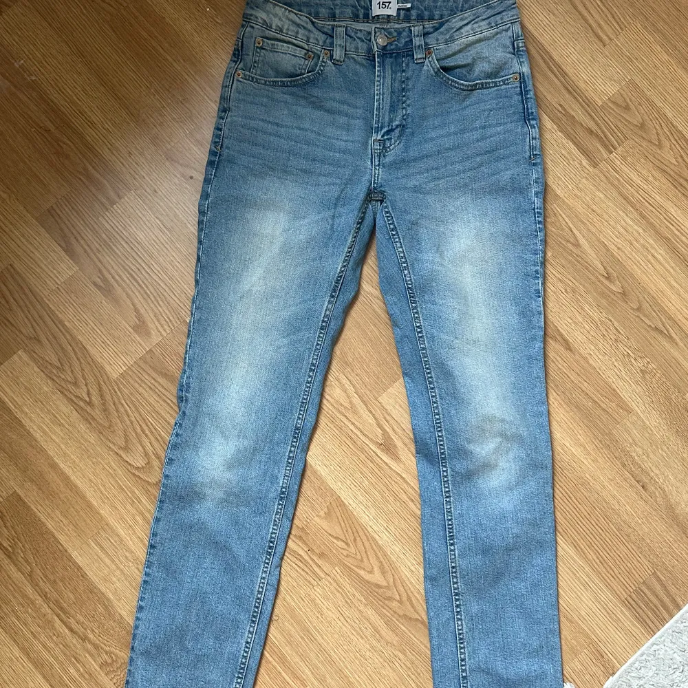 Lowwaist/midwaist jeans från lager 157! Storlek 30/32, men jag skulle säga att dom passar som en strl 38! Modellen är slim!🥰 Fint skick, då jag knappt använt dom!. Jeans & Byxor.
