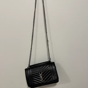 Ysl väska - Knappen hänger lite löst, men går nog att limma eller sy fast den🫶🏼