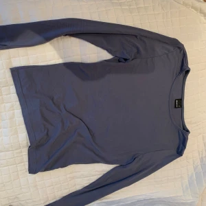 Långärmad tröja med slits på ärmarna - Blå grå tröja, andvänd 5 gånger.