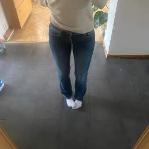 Säljer dessa jättefina jeans då jag anser att de är för korta för mig. Som ni ser på bild 3 har de gått sönder under ena öglan därav går priset att diskutera. Byxorna är i storlek 36 och jag är 170 cm💓💓