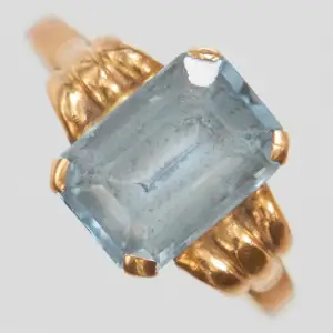 Ring, blå sten, Ø17¼, bredd: 1,5-10mm, 18K Vikt: 2,1 gram