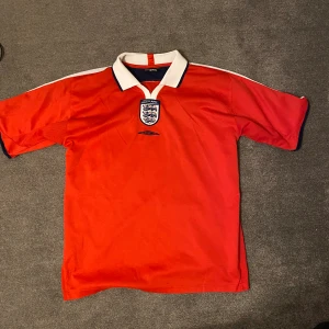 Vintage England fotbollströja - En vintage englands tröja. Tror det är bortastället från 1992 säsongen. Storleken är XXL men sen sitter mer som en L. Pris kan diskuteras. Kan också byta den mot rätt sak. 