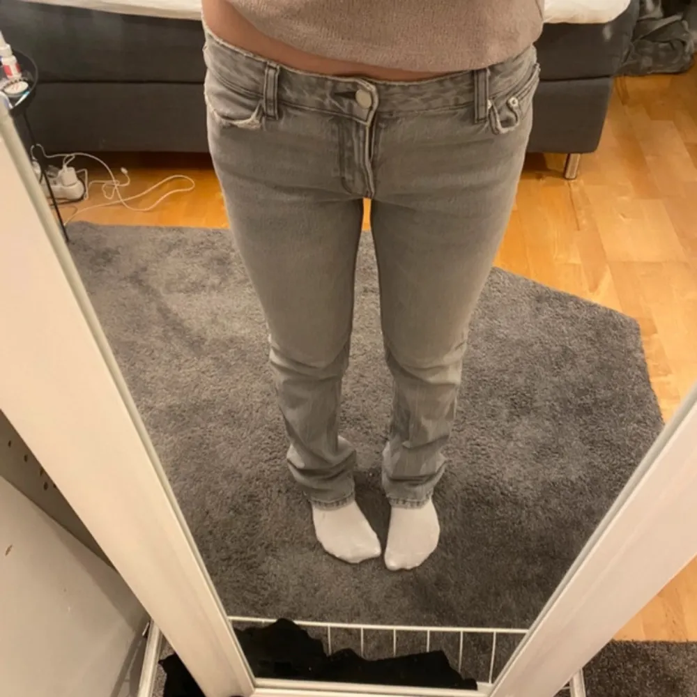Gråa låg/midwaisted jeans köpta på Zalando för 699 kr. De är nästan aldrig använda då de är lite för långa för mig som är 162! De är i väldigt bra skick! . Jeans & Byxor.