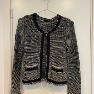 Stickad kofta - Super snygg stickad kofta. Går att knäppa hela vägen ner. Fina silvertrådar invävda i koftan.