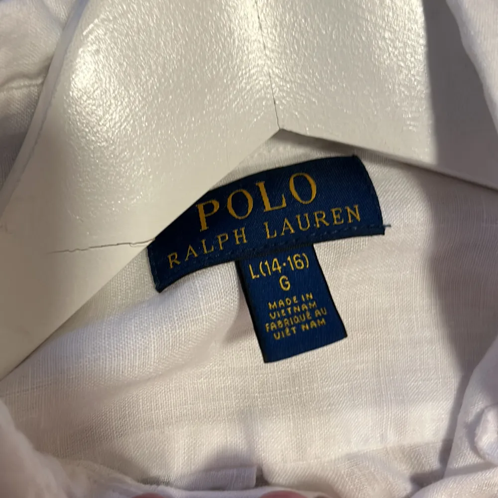 Jätte fin polo Ralph Lauren linneskjorta, perekt till sommaren.  Stolek 14-16 köpt på kids brandstore  Säljer för den är för liten jag är (172)  Inge defekter eller problem använts 2 gånger. . Skjortor.