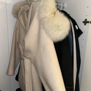 Kappa med pälskrage - Nästan ny skick och väldigt bekväm, den är storlek S men jag skulle säga att den är S-XL beroende på hur man vill att den ska sitta. Kan skicka bättre bilder om det önskas