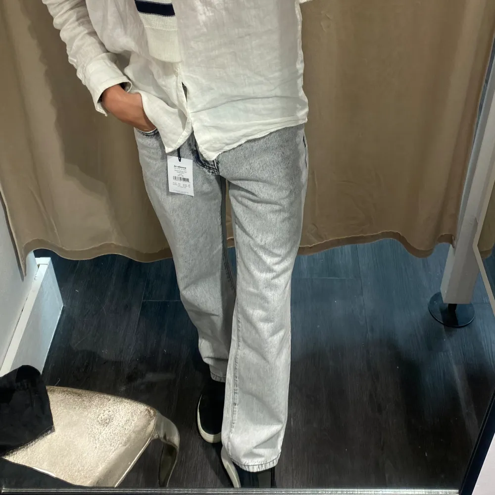 Jag säljer nu mina Woodbird Wik Snow Jeans i storlek 29/32 Jeansen är använda ett fåtal gånger och jag säljer dem då dom inte passar längre. Nypris 1 099kr  . Jeans & Byxor.