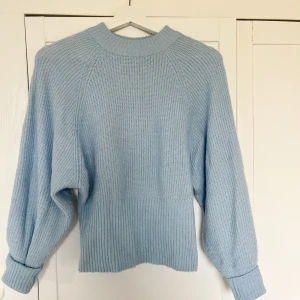 Stickad tröja  - Stickad tröja i väldigt fin blå färg. Bra material och därför bra skick. Storlek S🌟