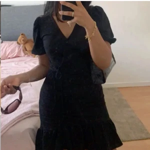 Svart klänning - Jätte gullig kort svart klänning från ginatricot. Storlek XS men passar även S.🖤