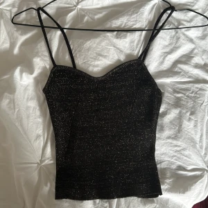 Glitter topp - Superfin topp som aldrig är använd, perfekt som fest topp. Skulle säga att den passar xs-m eftersom den är stretchig i materialet. Hör av dig vid frågor!💗