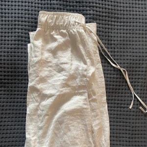 Linnebyxor - Säljer dessa två par linnebyxor i mycket fint skick🥰 De vita är i strl XS och de svarta är i strl S. Säljer de svarta för 150kr och de vita för 200kr. Båda två för 300kr+frakt❤️
