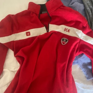 Röd fleecetröja  - Super skön fleecetröja, från en seconhand i norge för 350 och säljer för 200. Inte använd speciellt mycket, har dock ett smått hål på underarmen. Står att den är stl L men jag skulle säga M.