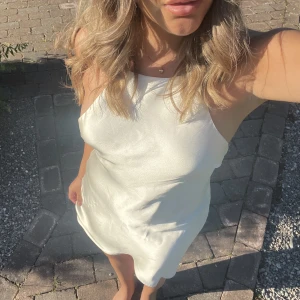 Silkesklänning - Superfin klänning från Nakd. Bra skick. Låg rygg. Kan skicka fler bilder🤍 perfekt till student/midsommar