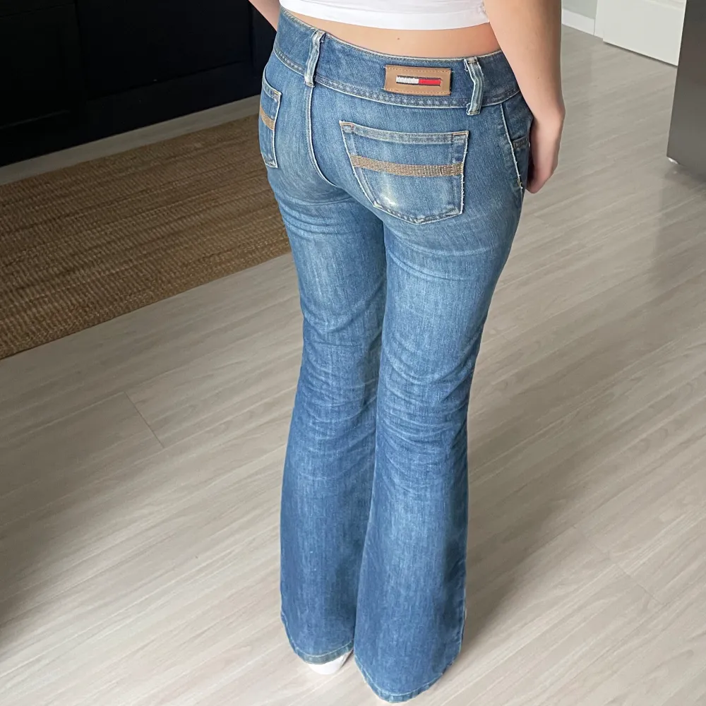 Säljer mina favorit jeans då dem inte passar längre! 💕 Så snygga Tommy Hilfiger jeans som är lågmidjade och bootcut ⭐️, de har sjukt snygg wash och passar folk upp till 175!  Midjemått: 40cm Innerbensmått: 80cm Skicka pm för mer bilder och frågor! 💖. Jeans & Byxor.