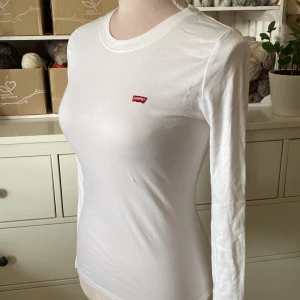 Långärmad tröja - En knappt använd tröja som inte har några täcken på användning, sitter längst med kroppen☺️❣️