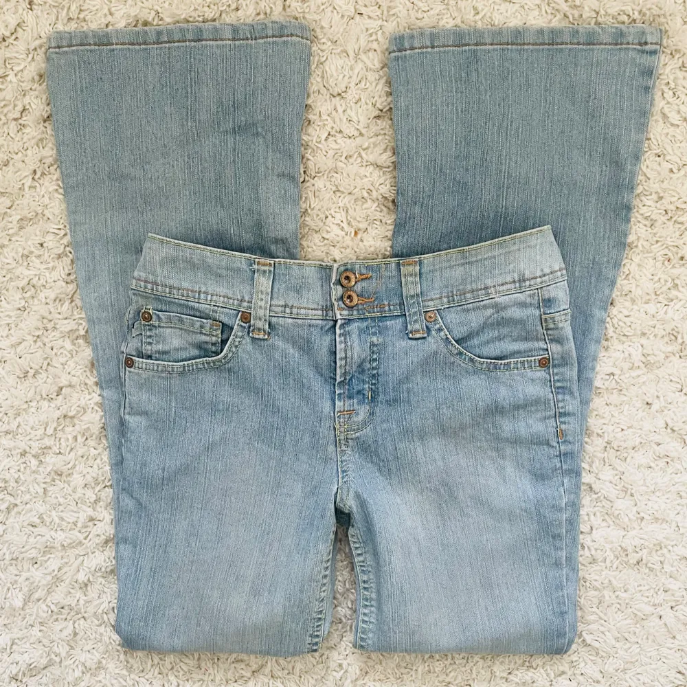 Så snygga bootcut jeans! Står 4p som storlek och vet ej riktigt va det står för men skulle säga en S enligt mig. Midjemåttet är 39 cm tvärsöver - alltså 78 cm runtom - samt innebenslängden är 74 cm. De passar alltså någon lite kortare (runt 160 cm) ❤️. Jeans & Byxor.