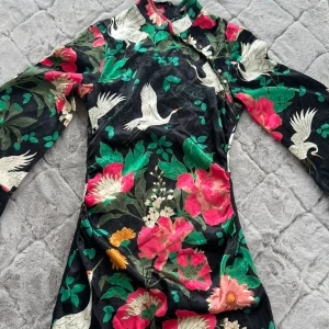 Klänning  - Säljer nu denna söta klänningen ifrån zara som aldrig kommit till användning, sitter så fint på kroppen!