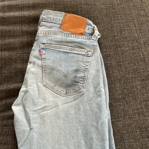 Jeans Levis - Levis jeans Bra skick Ljusblå För långa för mig