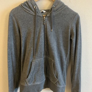 Luvtröja i velour - En tröja med dragkedja och luva från Cubus i strl S. ✨  Säljs eftersom den inte längre passar mig Pris kan diskuteras, frakt tillkommer💕