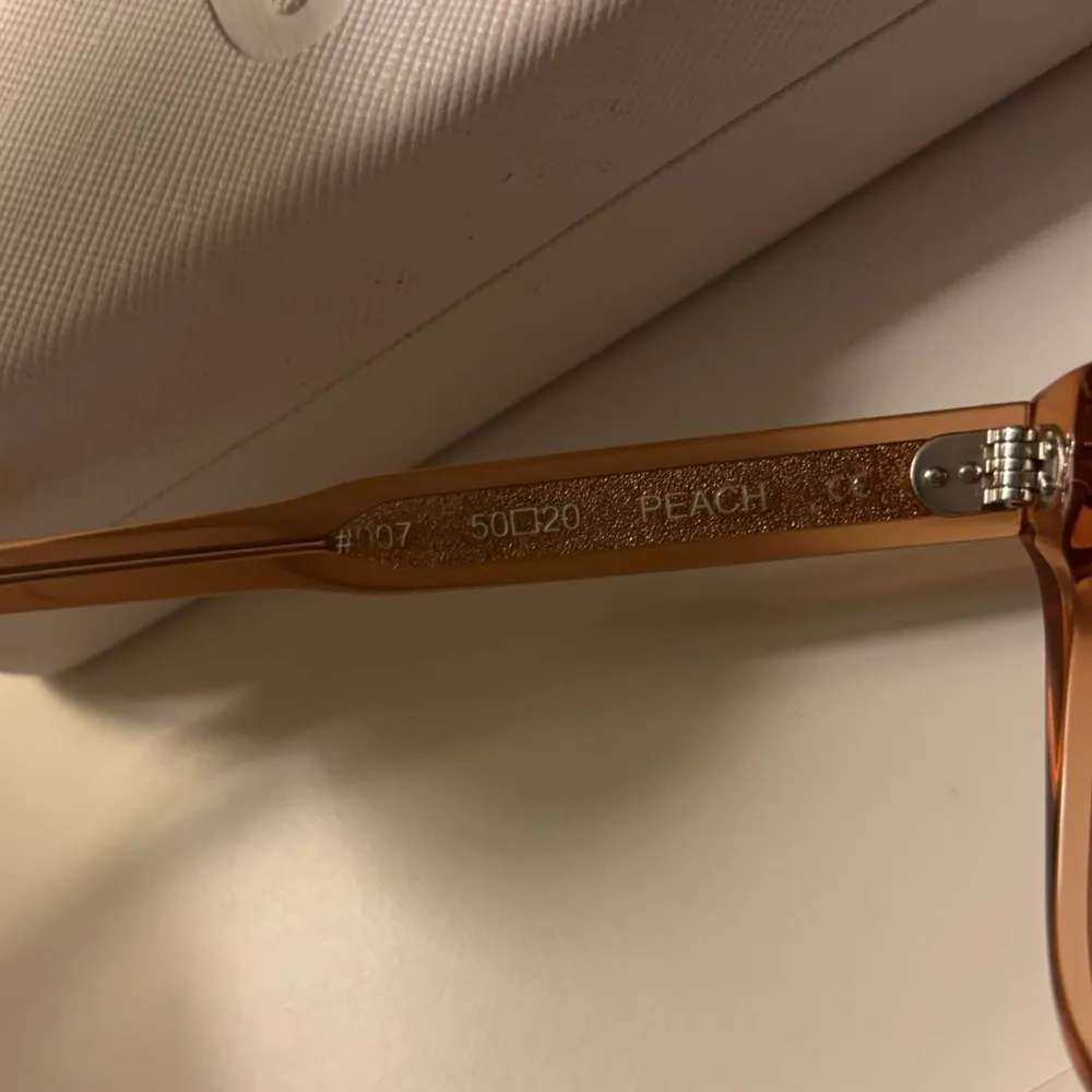 Chimi i färgen Peach. #007. Använda fåtal gånger, inga repor eller skador. Glasögon fodral och glasögon puts-handduk ingår. . Muu.