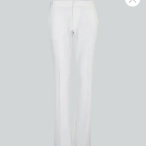 Lågmidjade vita kostymbyxor från BikBok  -  Säljer nu mina lågmidjade vita kostymbyxor från Bikbok☺️helt i nyskick och endast använda 1 gång. Storlek 40, mdn små i storleken så passar även 38. Köparen står för frakten!