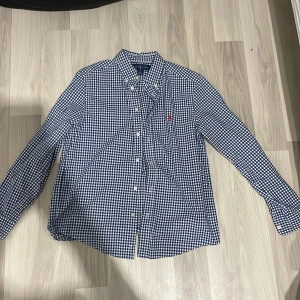 Ralph lauren skjorta  - 10/10 skick inga defekter ganska. Nu mitt pris 200kr nu priss cirka 1000kr storlek L14/16