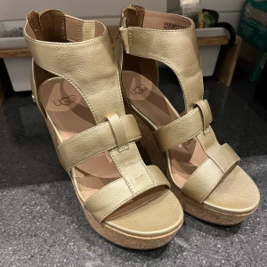 UGG klackar  - Säljer nu dessa klackar från UGG som är använda 2 ggr. Klackarna är perfekta nu inför sommaren o bal etc. Köpte för 1200kr❤️❤️
