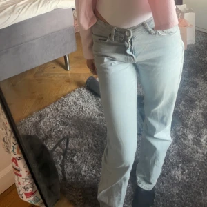 Ljusa jeans - Jag säljer mina assnygga lågmidjade jeans, de har ett hål på ena knäet men inget man tänker på och ser ut som att det tillhör byxan, nypris 599:-