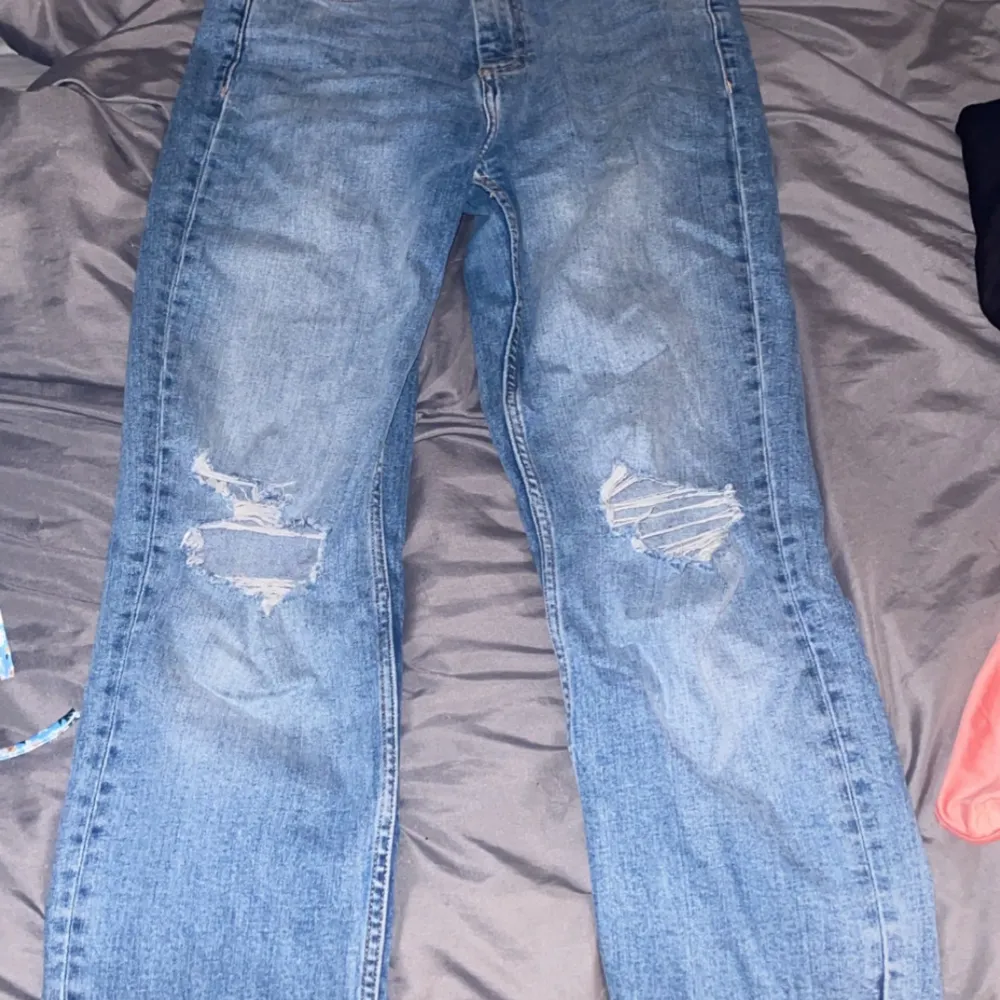 Säljer mina hög midjade jeans från Zara så jag har för många och dessa inte kommer till användning längre, använda ca 10 gånger. . Jeans & Byxor.