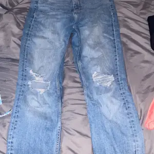 Säljer mina hög midjade jeans från Zara så jag har för många och dessa inte kommer till användning längre, använda ca 10 gånger. 
