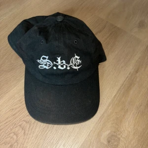 Bootleg Sadboys keps - Keps som jag haft i typ 5år den e rätt så använd och lite solblekt men e verkligen den fetaste kepsen någonsin