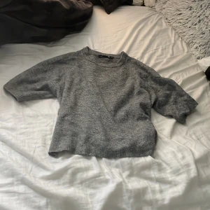 Kort ärmad tröja💕 - Hej jag säljer min jätte fina kort ärmade tröja som är jätte fin då den inte riktigt passar mig längre💕 köpt för 200 men säljer för 175