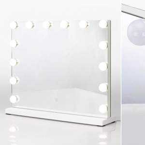 En fin oanvänd smink spegel som passar perfekt på sminkbordet med en fin belysning 