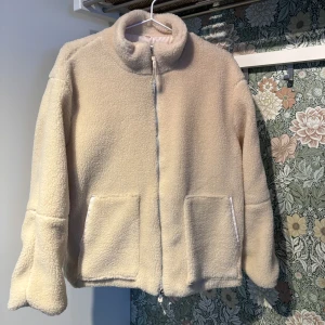 Teddy jacka  - Säljer min vita Teddy jacka då den inte passar mig och kommer inte till användning. Den är i storlek S. 