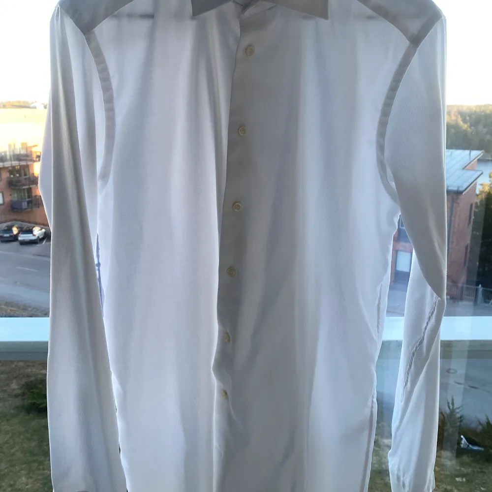 En jättefin vit skjorta från Eton i mycket bra skick. Det är en liten vit fläck på ryggen som syns på bilderna. Den syns dock inte när man har på sig den. Skriv för fler bilder. . Skjortor.