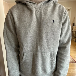 Ralph lauren Hoodie - En riktig soft Ralph lauren hoodie utan några defekter, som passar i både M och S 