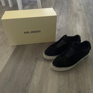 Axel Arigato Skor - Axel Arigato skor laceless är dessa skor och skorna är i bra skick då jag har tagit hand om det!  Går att skickas med spårningnummer då köparen står för frakten