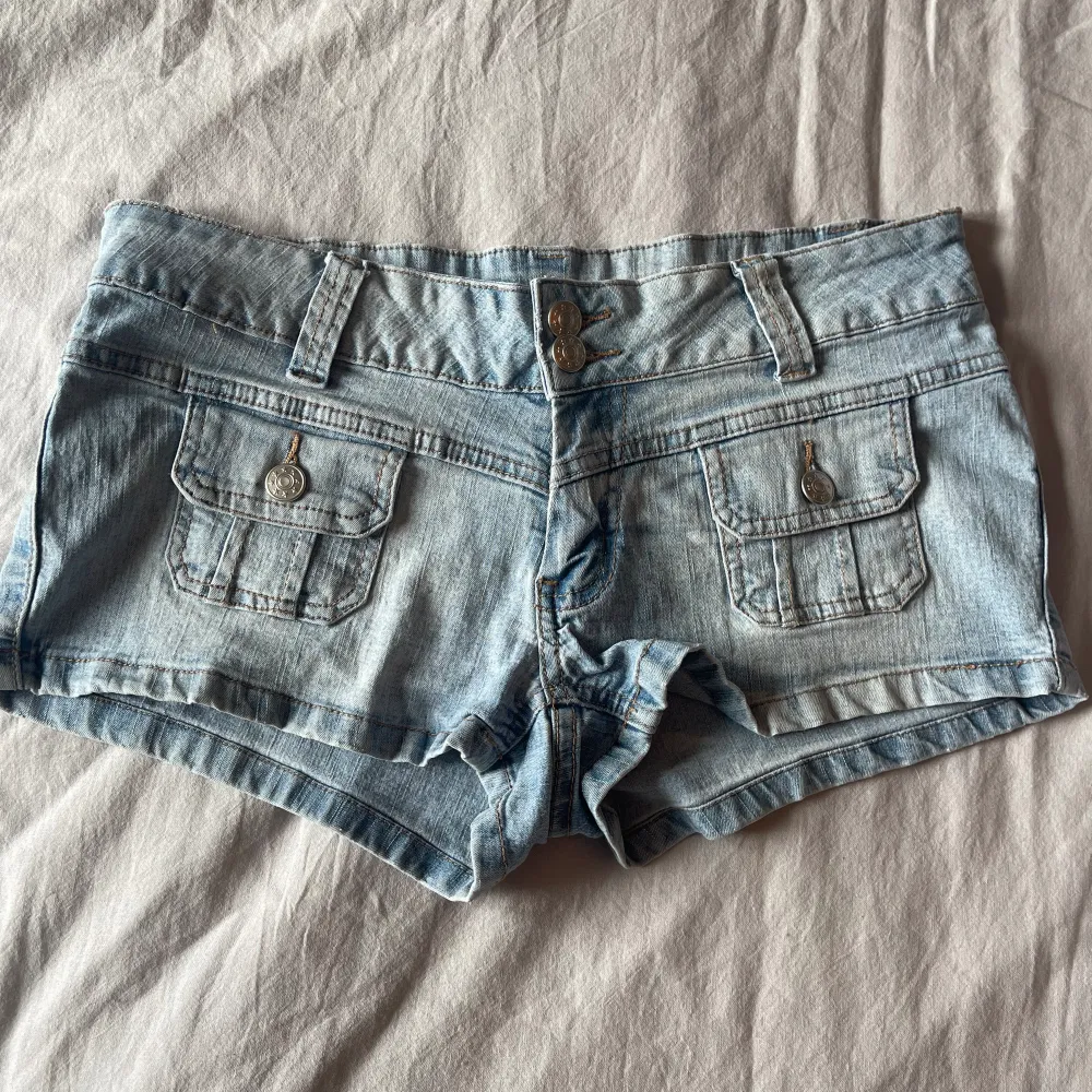 Så snygga lågmidjade jeansshorts i nyskick!🩵. Shorts.