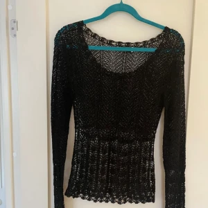 Fin virkad tröja  - Fin unik virkad tröja i storlek M.  Jag skulle säga att den är liten i storleken och passar en S/M.  Pris kan diskuteras.