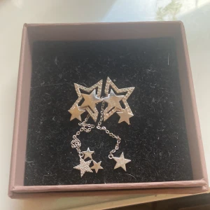 ioaku örhängen  - ska eventuellt sälja mina super söta limited edition örhängen från ioakus julkalender. köpta i slutet av förra året och har inga större skador. skriv privat för fler bilder och frågor.😇💓