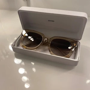 CHIMI solglasögon💓 - Nästintill oanvända CHIMI solglasögon i modellen 08 och färg Ecru💓 Orginalpris 1350! Fodral, påse och duk ingår! 
