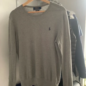 Ralph lauren sweatshirt - Tja! Säljer nu min riktigt fräscha polo ralph lauren sweatshirt i storlek S slim fit! Vid frågor eller funderingar är det bara att skriva via kontakt knappen! 