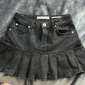Bershka jeans mini skirt - Inte använd så många gånger så skicket är som nytt! Säljer endast då den inte passar längre 🩷 Passar till alla stilar och tillfällen 