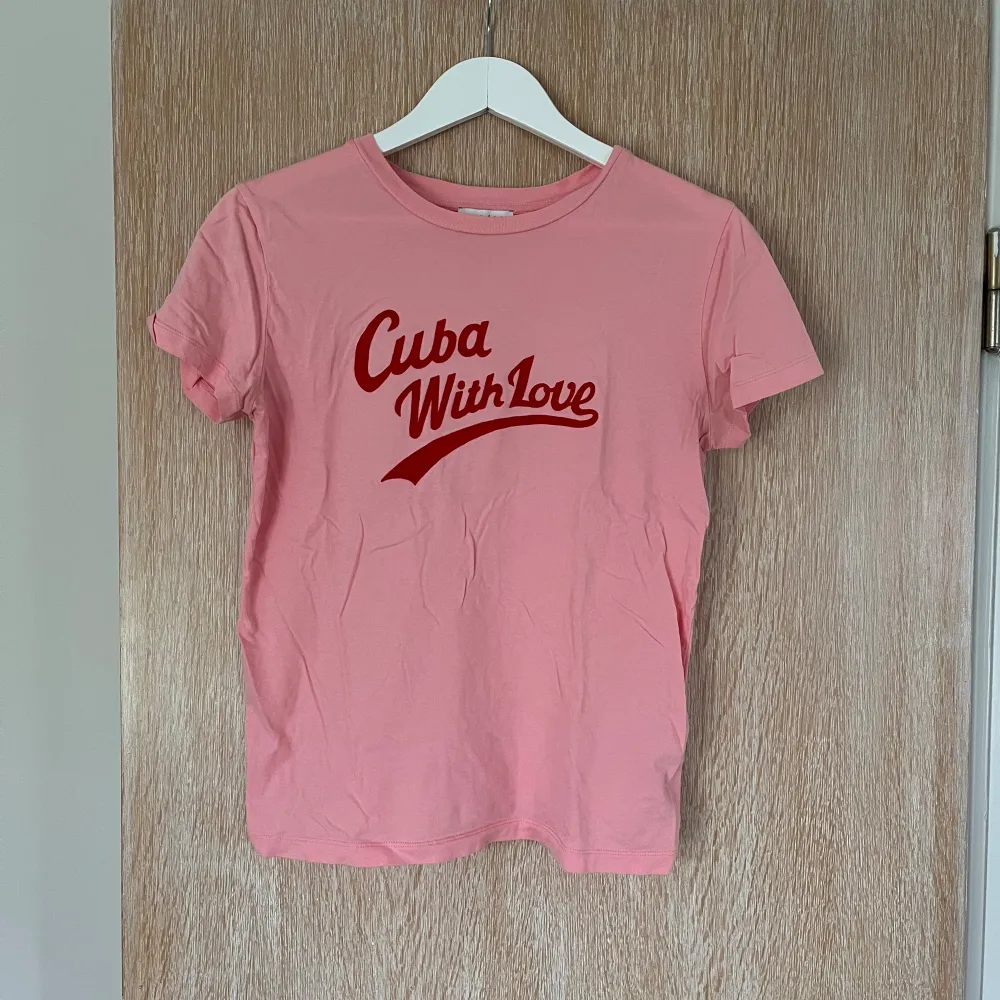 Rosa Sandro t-shirt!🐬🐬 storlek S. T-shirts.