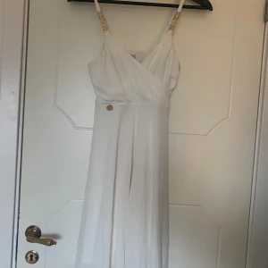 Studentklänning  - Jättefin studentklänning Köparen står för frakten💕