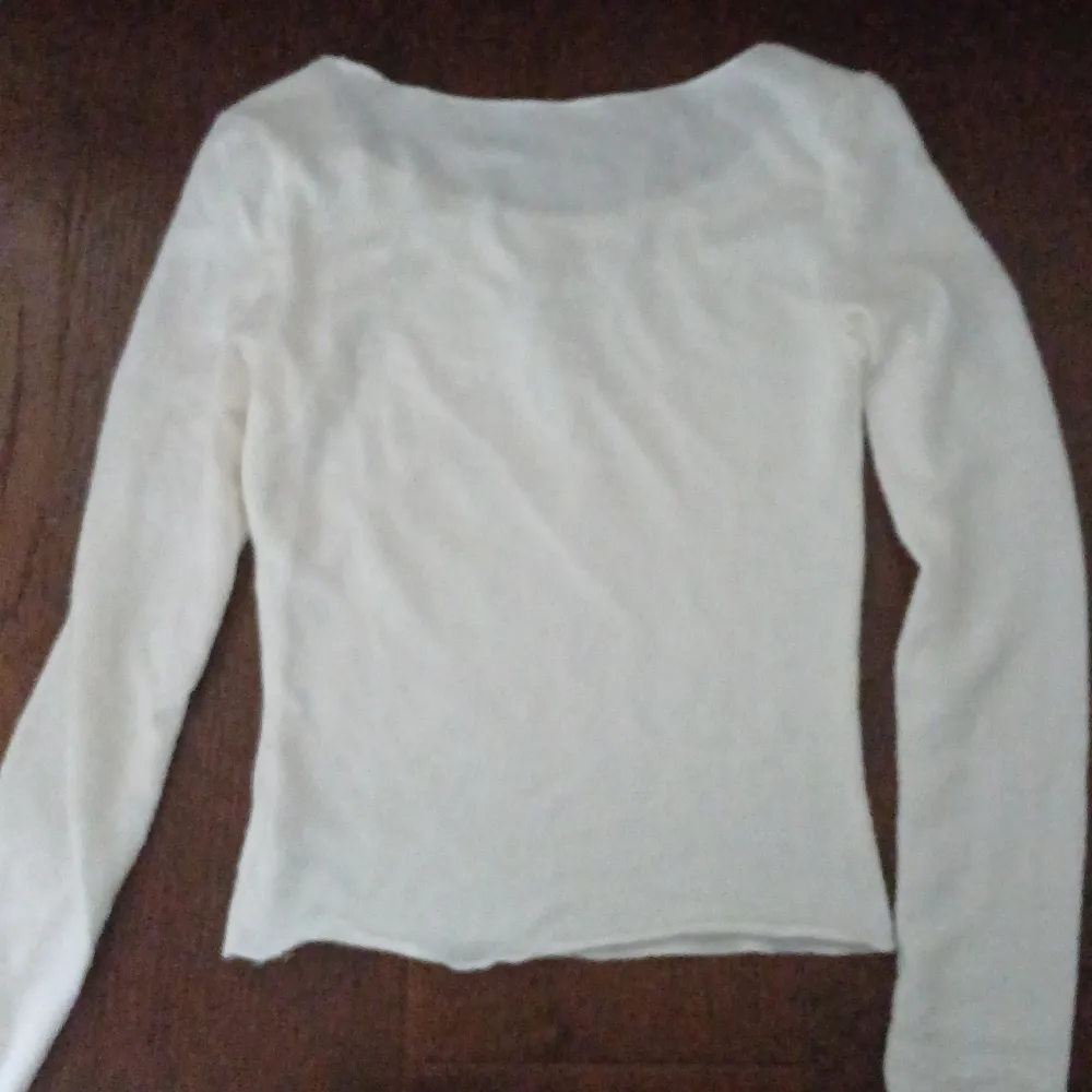 white long sleeved top with grey star,, soft material. Toppar.