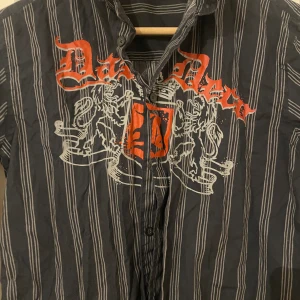 Skjorta  - Rkt fett skjorta med coola detaljer på framsidan påminner lite om christan audiger. Den e lite mer mörkblå med grå ränder 