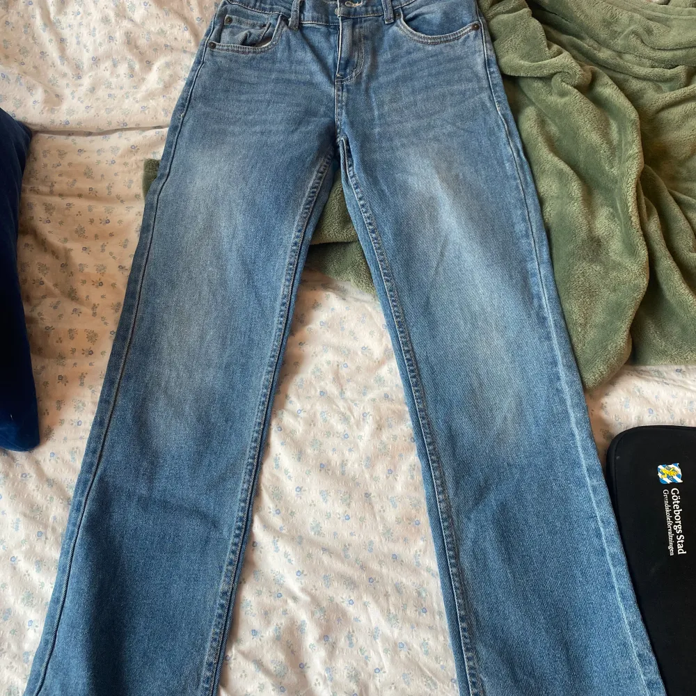 Säljer dessa raka jeans åt min bror. De är väldigt fina och funkar till allt. Passar för dig som har Stockholmstil. . Jeans & Byxor.