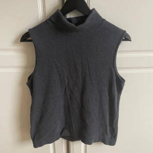 Polo linne - Polo linne från Lindex  Storlek 42/44 men skulle säga att den är liten i storlek så en S/M  Använd få tal gånger 